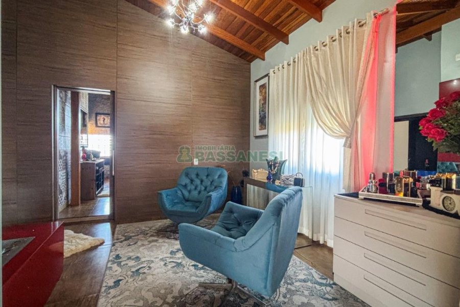 Casa com 400m², 3 dormitórios, 2 vagas, no bairro Vila Hipica em Caxias do Sul para Comprar