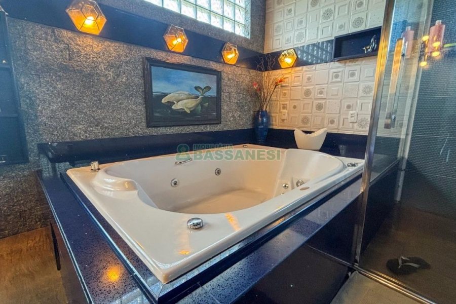 Casa com 400m², 3 dormitórios, 2 vagas, no bairro Vila Hipica em Caxias do Sul para Comprar