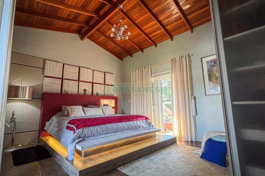 Casa com 400m², 3 dormitórios, 2 vagas, no bairro Vila Hipica em Caxias do Sul para Comprar