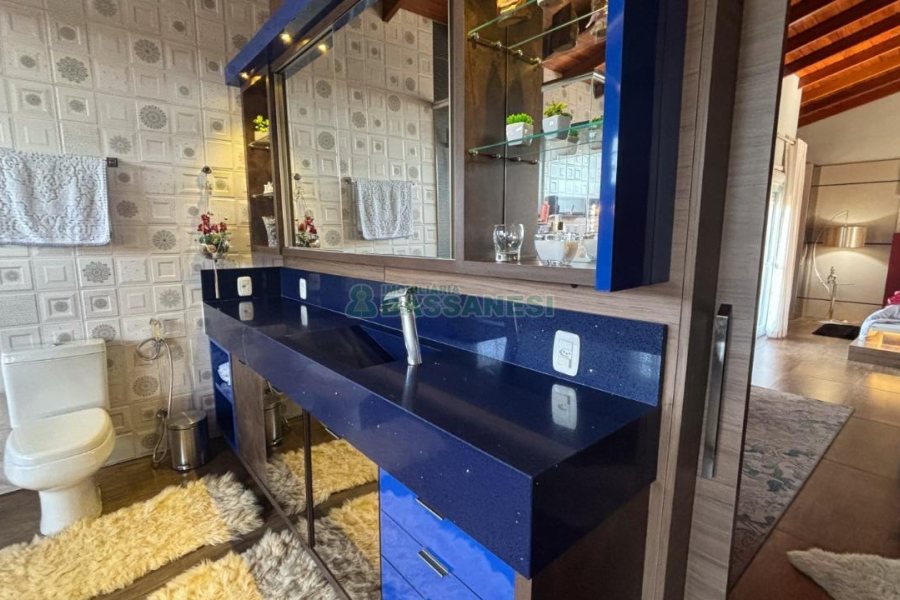 Casa com 400m², 3 dormitórios, 2 vagas, no bairro Vila Hipica em Caxias do Sul para Comprar