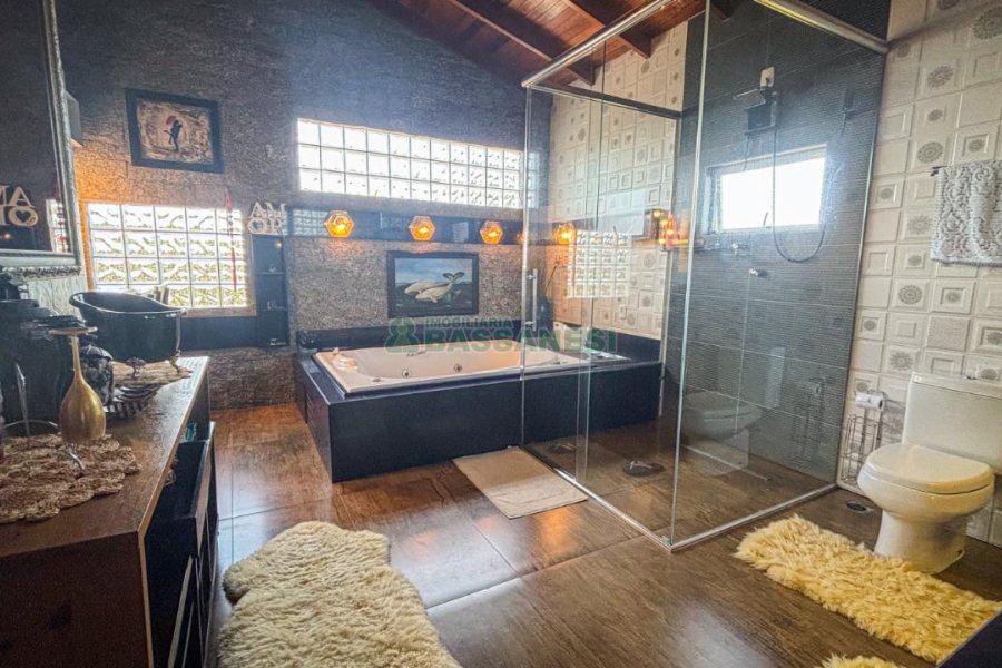 Casa com 400m², 3 dormitórios, 2 vagas, no bairro Vila Hipica em Caxias do Sul para Comprar