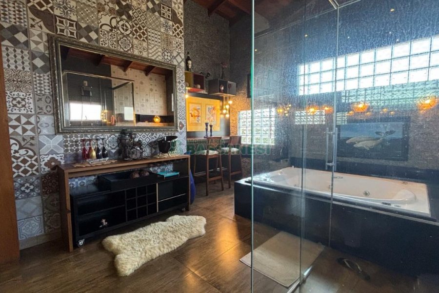 Casa com 400m², 3 dormitórios, 2 vagas, no bairro Vila Hipica em Caxias do Sul para Comprar