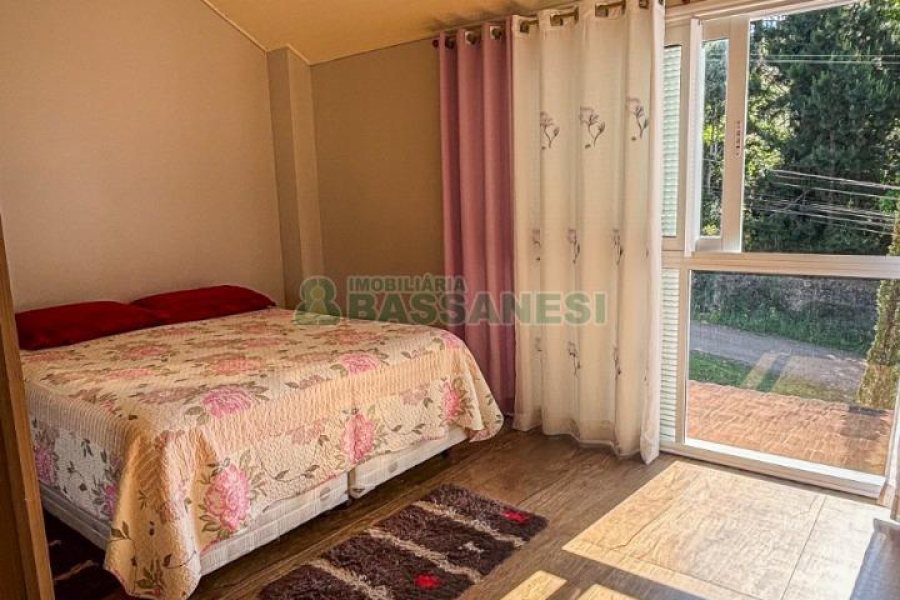 Casa com 400m², 3 dormitórios, 2 vagas, no bairro Vila Hipica em Caxias do Sul para Comprar