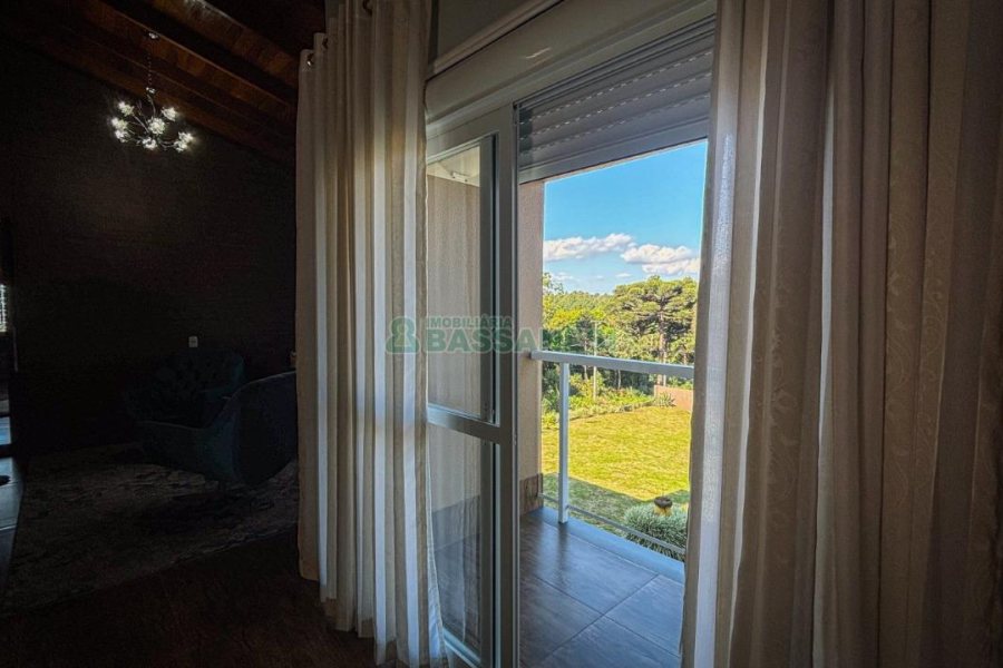 Casa com 400m², 3 dormitórios, 2 vagas, no bairro Vila Hipica em Caxias do Sul para Comprar