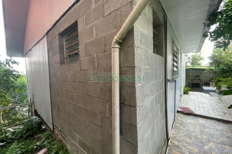 Casa com 56m², 3 dormitórios, no bairro São Leopoldo em Caxias do Sul para Comprar
