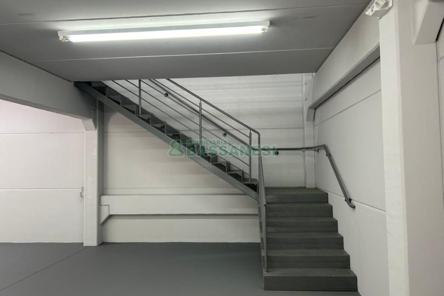 Pavilhão com 425m², no bairro São Leopoldo em Caxias do Sul para Alugar