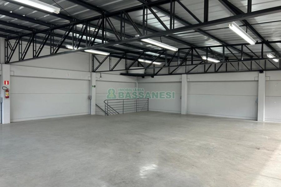 Pavilhão com 425m², no bairro São Leopoldo em Caxias do Sul para Alugar