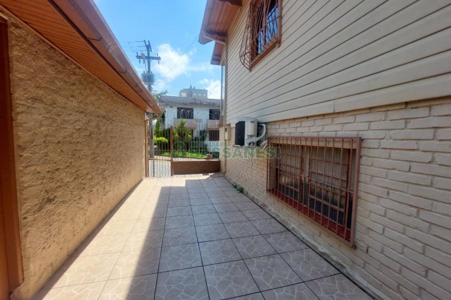 Casa com 178m², 3 dormitórios, 1 vaga, no bairro Pio X em Caxias do Sul para Comprar
