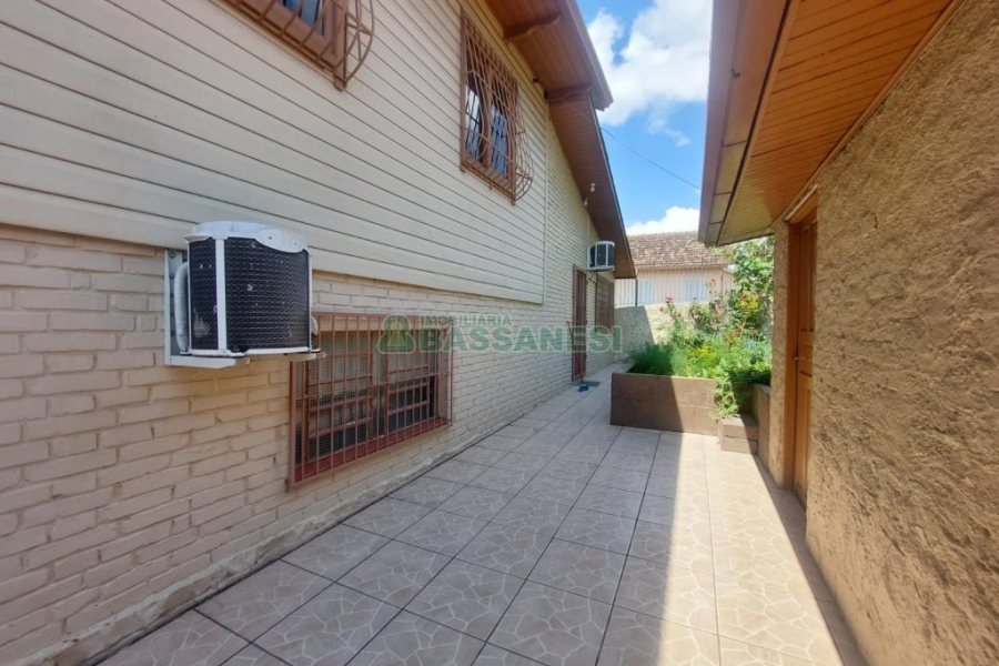 Casa com 178m², 3 dormitórios, 1 vaga, no bairro Pio X em Caxias do Sul para Comprar