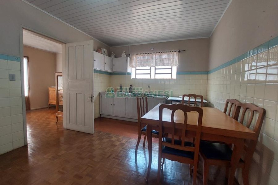 Casa com 178m², 3 dormitórios, 1 vaga, no bairro Pio X em Caxias do Sul para Comprar