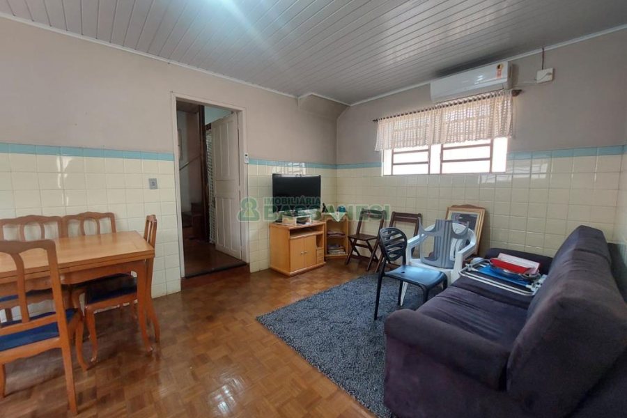 Casa com 178m², 3 dormitórios, 1 vaga, no bairro Pio X em Caxias do Sul para Comprar