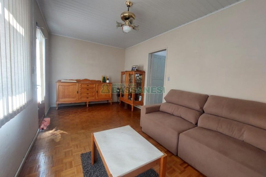 Casa com 178m², 3 dormitórios, 1 vaga, no bairro Pio X em Caxias do Sul para Comprar
