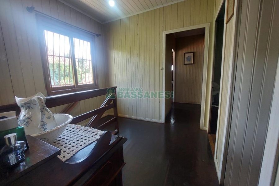 Casa com 178m², 3 dormitórios, 1 vaga, no bairro Pio X em Caxias do Sul para Comprar