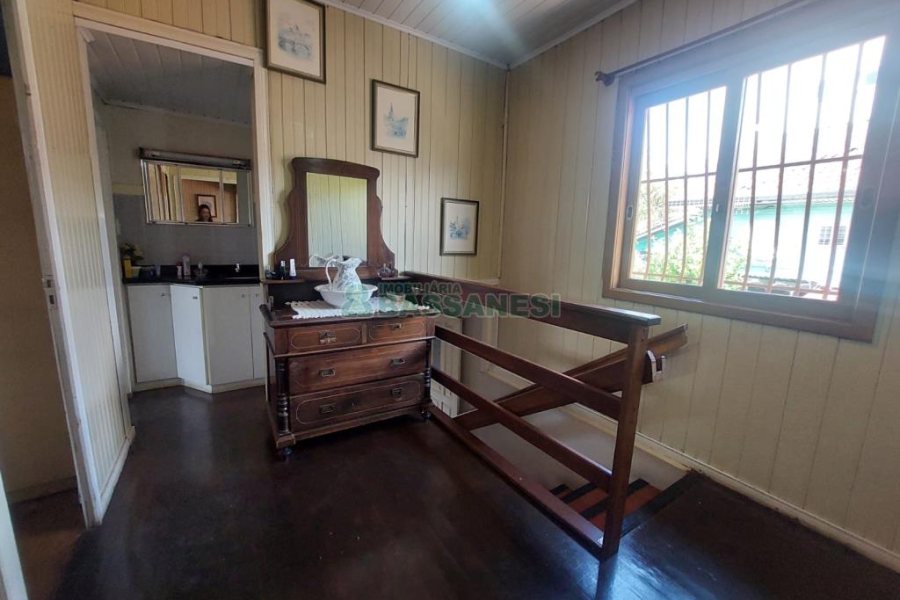 Casa com 178m², 3 dormitórios, 1 vaga, no bairro Pio X em Caxias do Sul para Comprar