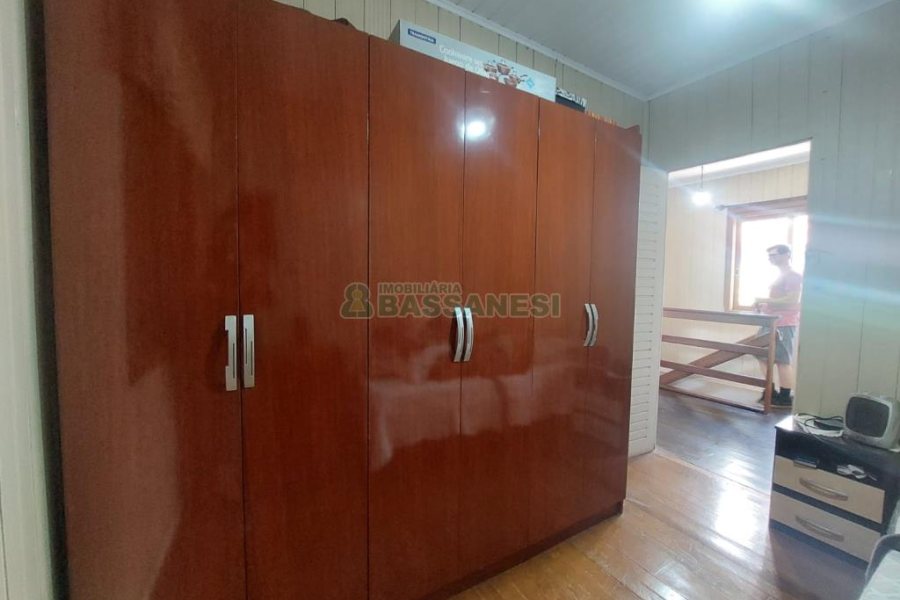 Casa com 178m², 3 dormitórios, 1 vaga, no bairro Pio X em Caxias do Sul para Comprar