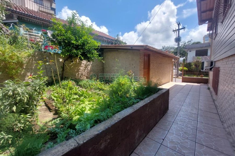 Casa com 178m², 3 dormitórios, 1 vaga, no bairro Pio X em Caxias do Sul para Comprar