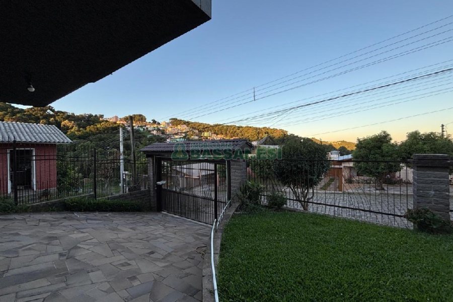 Casa com 630m², 3 dormitórios, 4 vagas, no bairro São Cristóvão em Caxias do Sul para Comprar