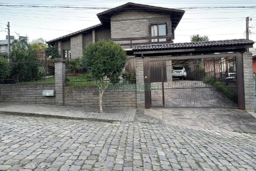 Casa com 630m², 3 dormitórios, 4 vagas, no bairro São Cristóvão em Caxias do Sul para Comprar