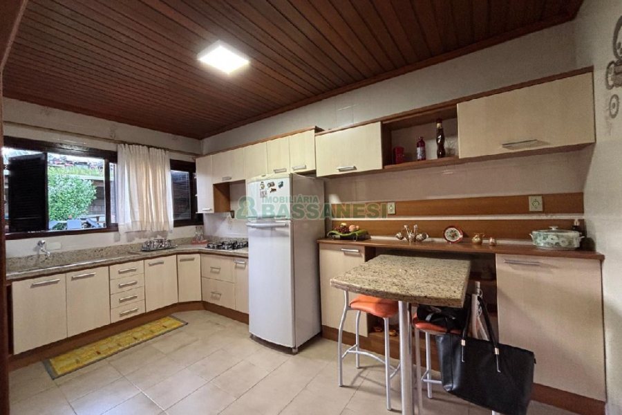 Casa com 630m², 3 dormitórios, 4 vagas, no bairro São Cristóvão em Caxias do Sul para Comprar