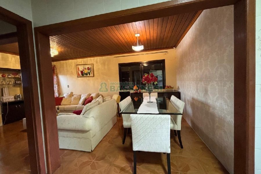 Casa com 630m², 3 dormitórios, 4 vagas, no bairro São Cristóvão em Caxias do Sul para Comprar