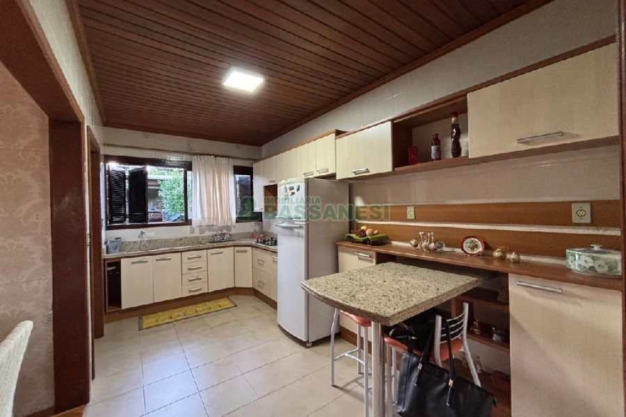 Casa com 630m², 3 dormitórios, 4 vagas, no bairro São Cristóvão em Caxias do Sul para Comprar