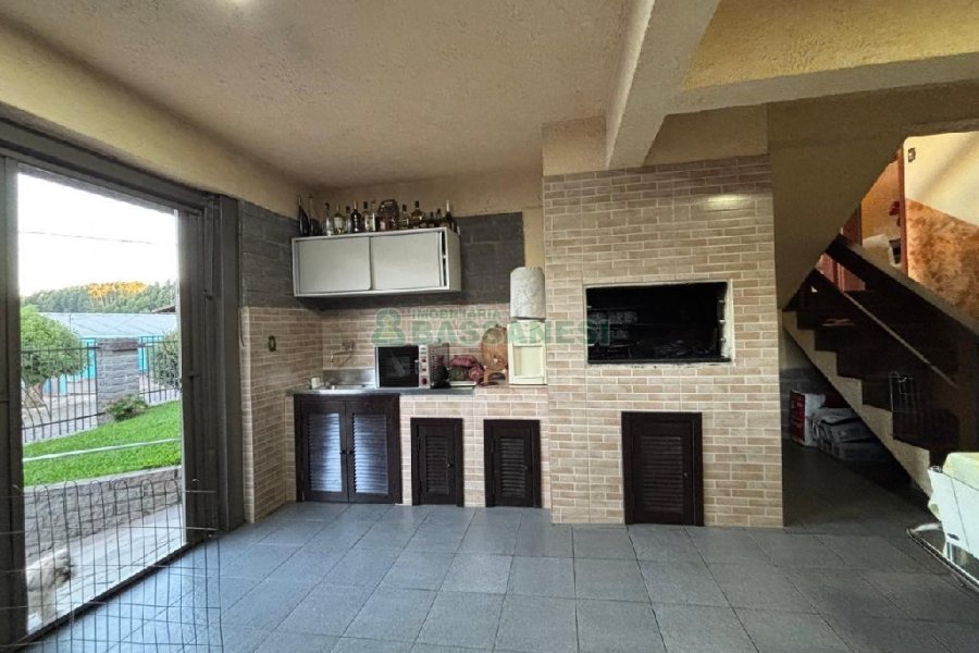 Casa com 630m², 3 dormitórios, 4 vagas, no bairro São Cristóvão em Caxias do Sul para Comprar