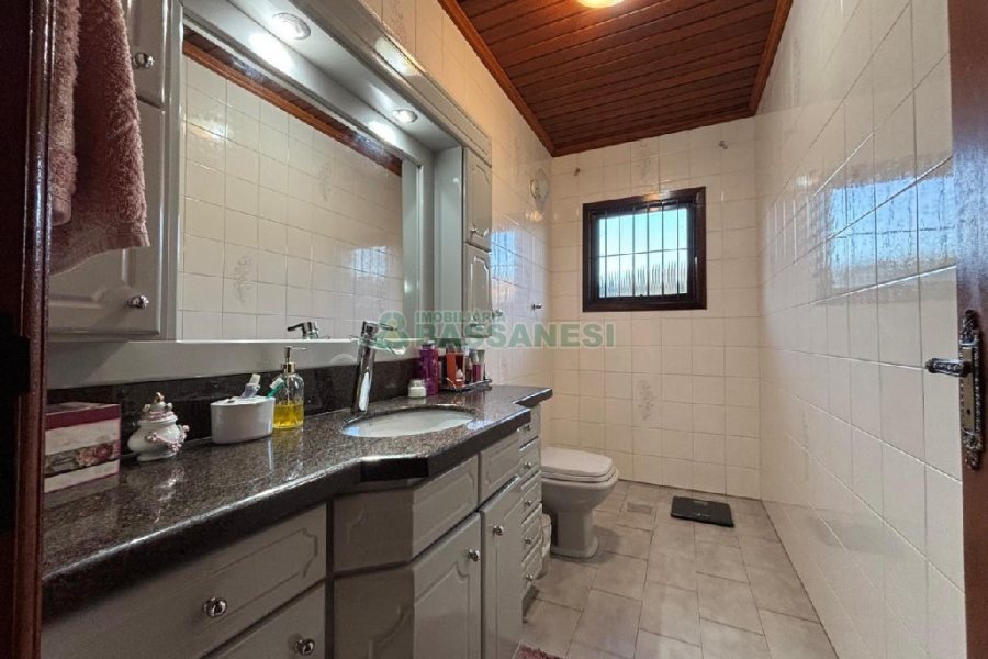Casa com 630m², 3 dormitórios, 4 vagas, no bairro São Cristóvão em Caxias do Sul para Comprar