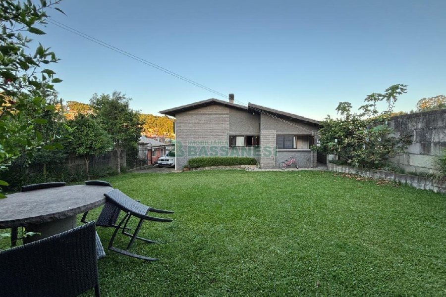 Casa com 630m², 3 dormitórios, 4 vagas, no bairro São Cristóvão em Caxias do Sul para Comprar