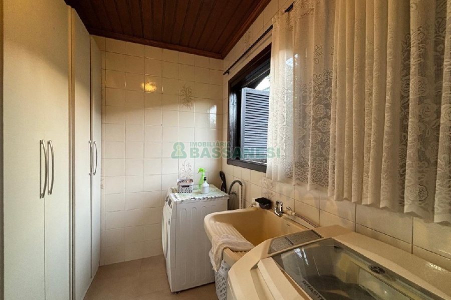 Casa com 630m², 3 dormitórios, 4 vagas, no bairro São Cristóvão em Caxias do Sul para Comprar