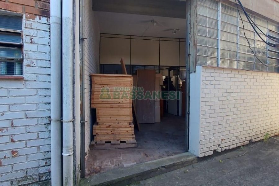 Pavilhão com 450m², no bairro Pio X em Caxias do Sul para Alugar