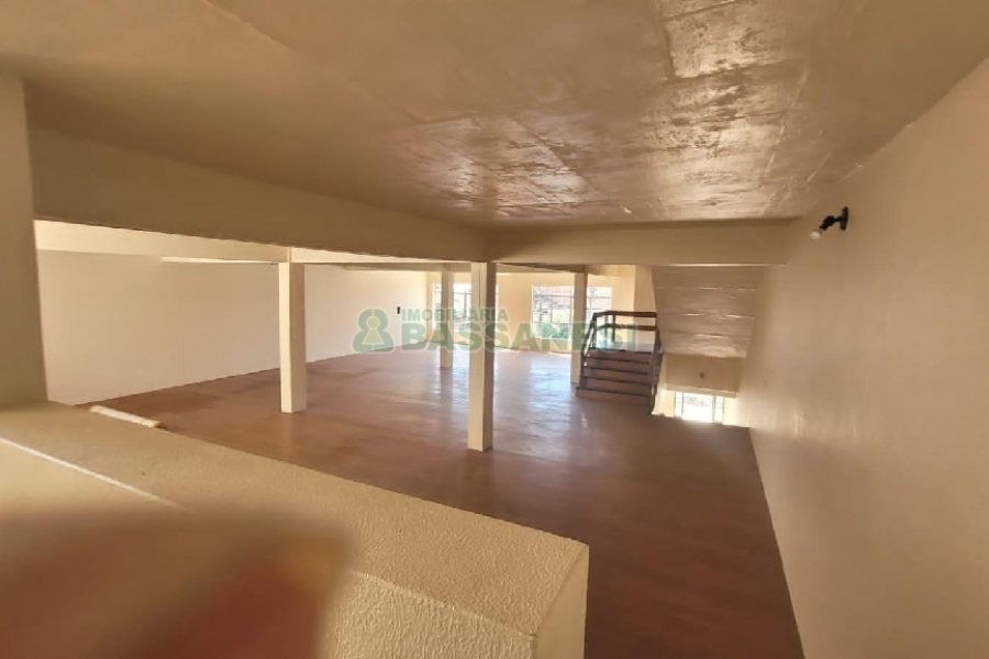 Pavilhão com 262m², 2 vagas, no bairro Planalto em Caxias do Sul para Alugar