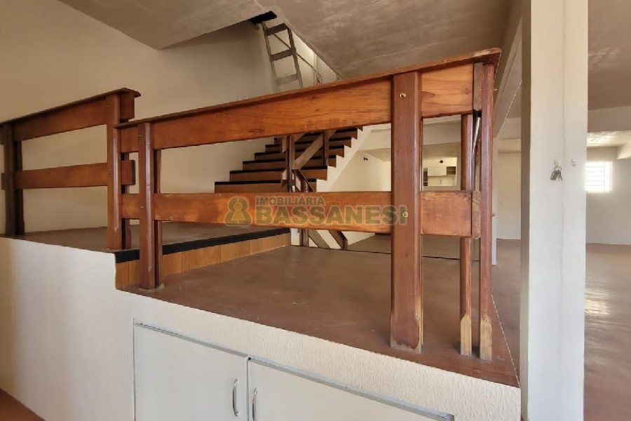 Pavilhão com 262m², 2 vagas, no bairro Planalto em Caxias do Sul para Alugar