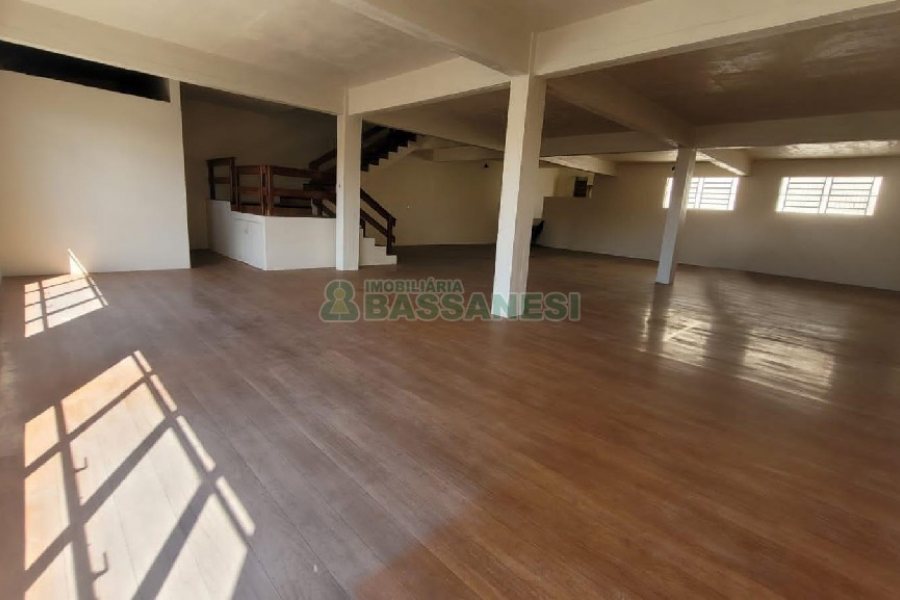 Pavilhão com 262m², 2 vagas, no bairro Planalto em Caxias do Sul para Alugar