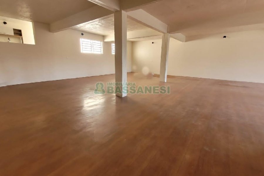 Pavilhão com 262m², 2 vagas, no bairro Planalto em Caxias do Sul para Alugar