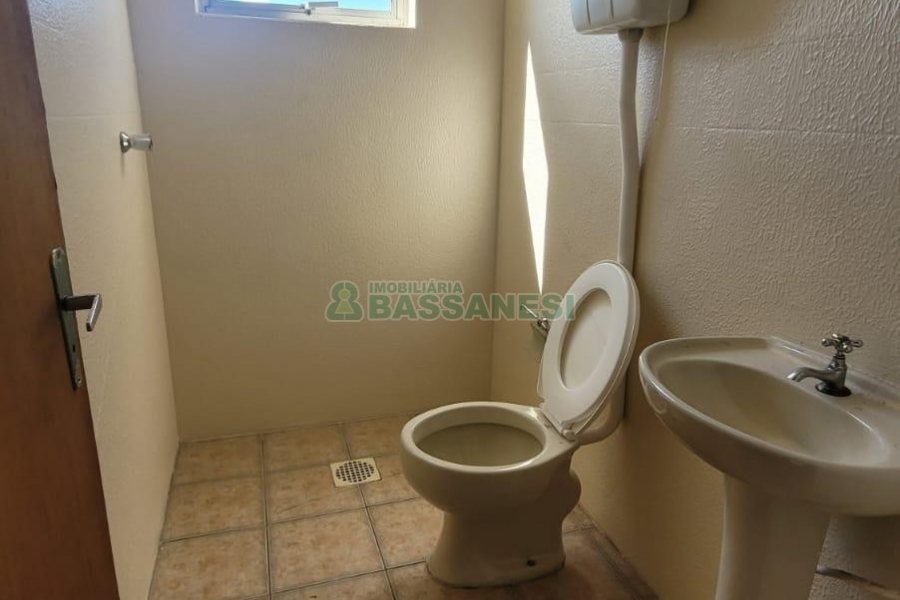 Pavilhão com 262m², 2 vagas, no bairro Planalto em Caxias do Sul para Alugar