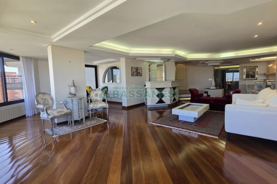 Apartamento com 375m², 3 dormitórios, 4 vagas, no bairro Madureira em Caxias do Sul para Comprar