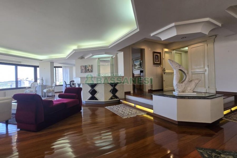Apartamento com 375m², 3 dormitórios, 4 vagas, no bairro Madureira em Caxias do Sul para Comprar