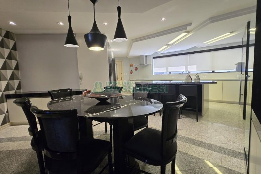 Apartamento com 375m², 3 dormitórios, 4 vagas, no bairro Madureira em Caxias do Sul para Comprar