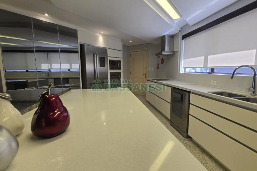 Apartamento com 375m², 3 dormitórios, 4 vagas, no bairro Madureira em Caxias do Sul para Comprar