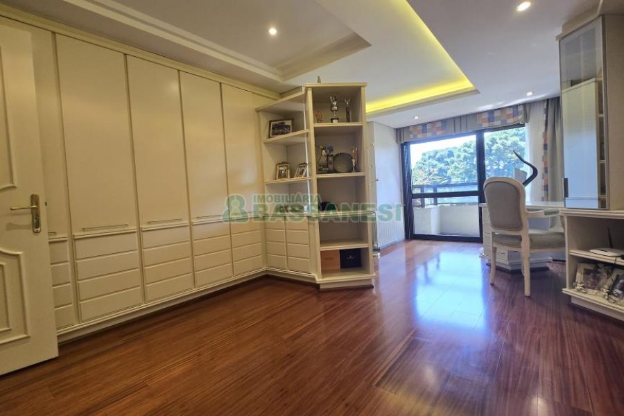 Apartamento com 375m², 3 dormitórios, 4 vagas, no bairro Madureira em Caxias do Sul para Comprar