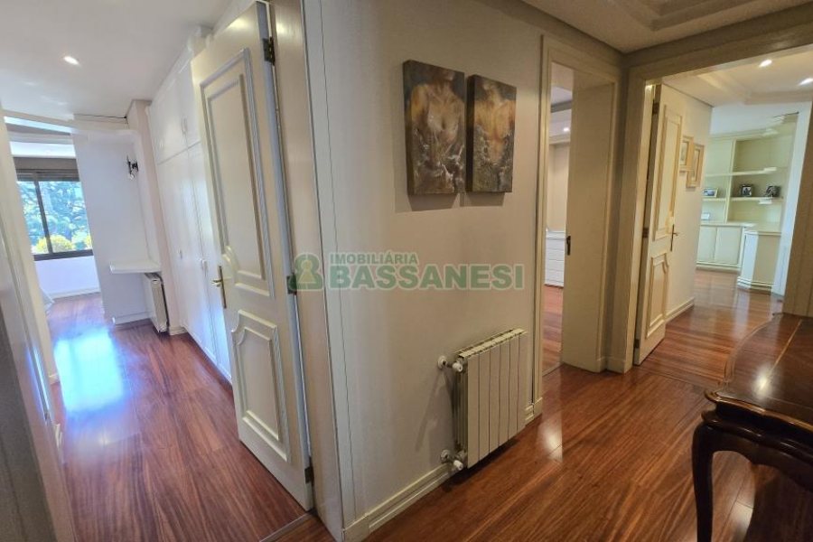 Apartamento com 375m², 3 dormitórios, 4 vagas, no bairro Madureira em Caxias do Sul para Comprar