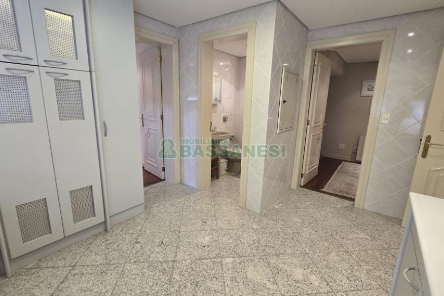 Apartamento com 375m², 3 dormitórios, 4 vagas, no bairro Madureira em Caxias do Sul para Comprar