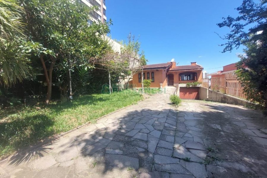 Casa Mobiliada com 370m², 5 dormitórios, 4 vagas, no bairro Nossa Senhora de Lourdes em Caxias do Sul para Alugar
