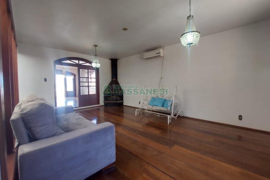 Casa Mobiliada com 370m², 5 dormitórios, 4 vagas, no bairro Nossa Senhora de Lourdes em Caxias do Sul para Alugar