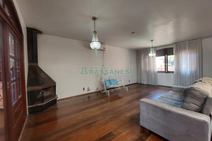 Casa Mobiliada com 370m², 5 dormitórios, 4 vagas, no bairro Nossa Senhora de Lourdes em Caxias do Sul para Alugar