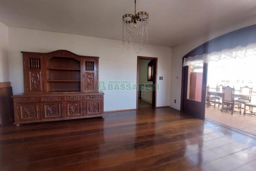 Casa Mobiliada com 370m², 5 dormitórios, 4 vagas, no bairro Nossa Senhora de Lourdes em Caxias do Sul para Alugar