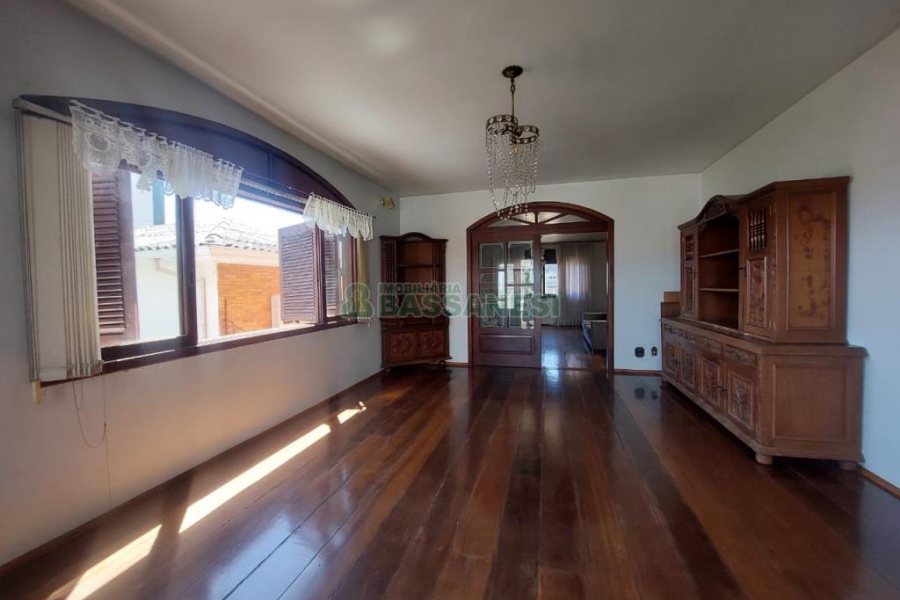 Casa Mobiliada com 370m², 5 dormitórios, 4 vagas, no bairro Nossa Senhora de Lourdes em Caxias do Sul para Alugar