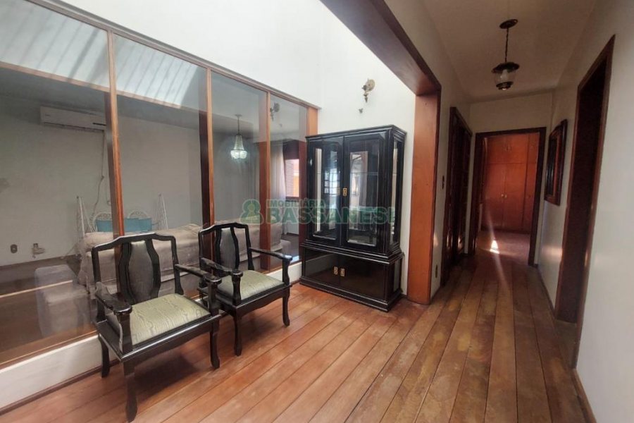 Casa Mobiliada com 370m², 5 dormitórios, 4 vagas, no bairro Nossa Senhora de Lourdes em Caxias do Sul para Alugar