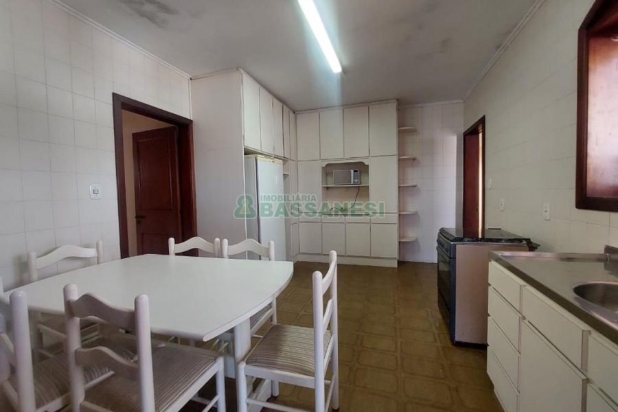 Casa Mobiliada com 370m², 5 dormitórios, 4 vagas, no bairro Nossa Senhora de Lourdes em Caxias do Sul para Alugar