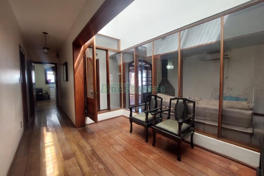 Casa Mobiliada com 370m², 5 dormitórios, 4 vagas, no bairro Nossa Senhora de Lourdes em Caxias do Sul para Alugar